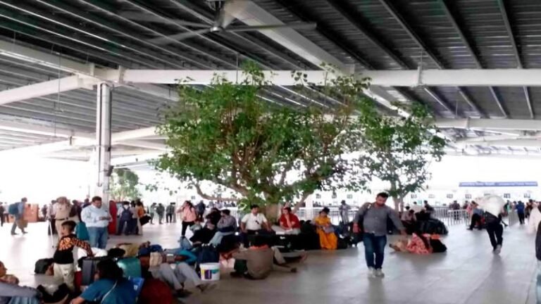 देशभर के इन 76 रेलवे स्टेशनों पर बनेगा यात्री होल्डिंग एरिया, 2026 के त्योहारों से पहले पूरा होगा जाएगा काम