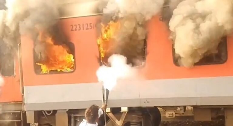 सरहिंद में अमृतसर-सहरसा गरीब रथ में भीषण आग, सभी यात्री सुरक्षित