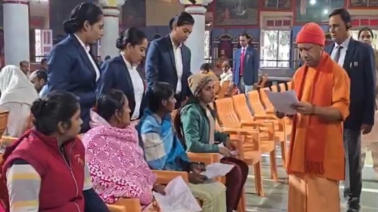 जनता दरबार में मासूम बच्ची के आंसुओं ने पिघलाया CM का दिल, तुरंत दिया ये बड़ा आदेश