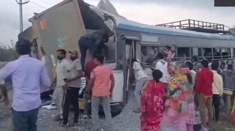 गिट्टी से भरा ट्रक बस पर गिरा, 20 लोगों की मौत