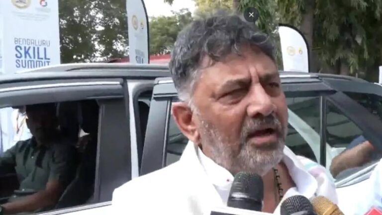 सरकार में बड़ा बदलाव! विधायकों ने मल्लिकार्जुन खरगे से की सिद्धारमैया को हटाकर शिवकुमार को सीएम बनाने की मांग, जानिए आगे क्या होगा?