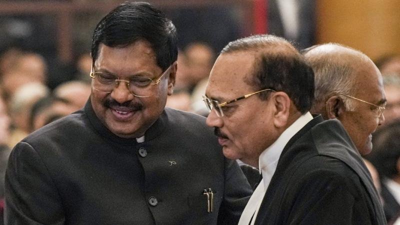 पूर्व CJI बी.आर. गवई ने दर्ज की नैतिक मिसाल, राष्ट्रपति भवन में छोड़ी ऑफिशियल गाड़ी पूर्व CJI बी.आर. गवई ने दर्ज की नैतिक मिसाल, राष्ट्रपति भवन में छोड़ी ऑफिशियल गाड़ी