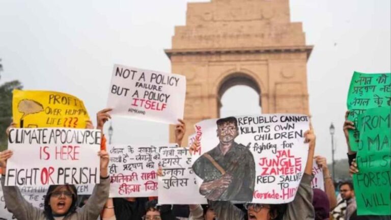 दिल्ली गेट पर प्रदूषण विरोध प्रदर्शन के बीच पोस्टर विवाद, पुलिस ने की ताबड़तोड़ कार्रवाई