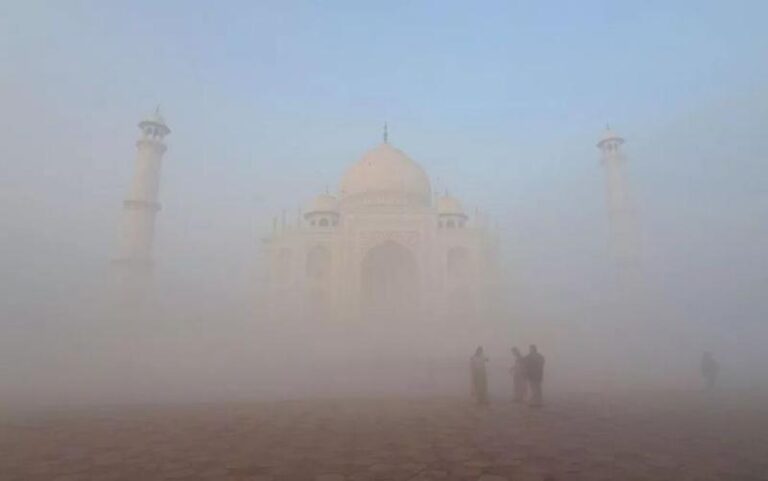 कोहरे में छिपा ताजमहल, कड़ाके की ठंड जारी, कई जगह विजिबिलिटी शून्य
