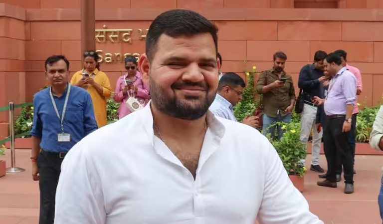 लोकसभा चुनाव के लिए बृजभूषण ने अभी से की तैयारी…सांसद बेटे ने किया बड़ा ऐलान