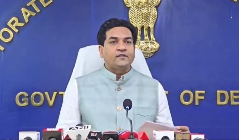 प्रदूषण की मार के बीच दिल्ली सरकार का बड़ा ऐलान, मजदूरों के खाते में आएंगे 10,000; जानें किसे मिलेगा लाभ