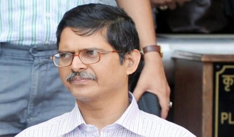 आधी रात पूर्व IPS अमिताभ ठाकुर अरेस्ट…पुलिस ने ट्रेन से उतारा…जानें आखिर क्यों इस पूर्व अधिकारी को देवरिया ले जाया गया?