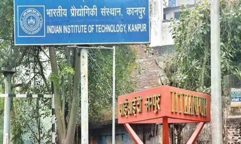2000 बैच के पूर्व छात्रों ने किया 100 करोड़ का ऐतिहासिक दान