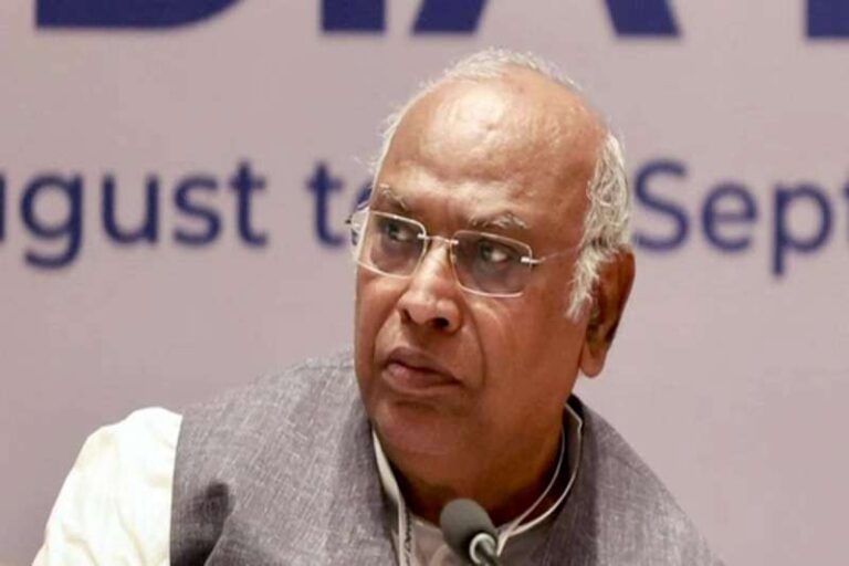 जिन लोगों ने आजादी की लड़ाई में हिस्सा नहीं लिया, वे हमें देशभक्ति का पाठ पढ़ा रहे