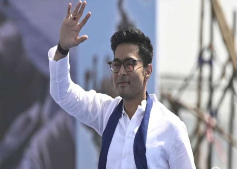 ममता का बचाव कर अभिषेक ने कहा………..झुकता वहीं है जिसमें जान है, वरना अकड़ मुर्दों की पहचान 