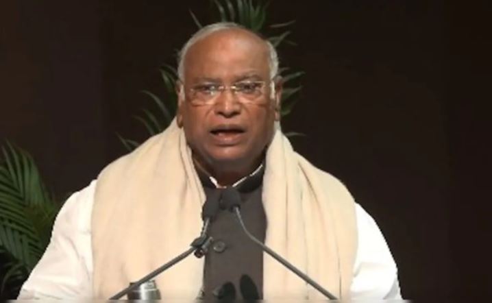 मनरेगा को लेकर खरगे का मोदी पर तीखा हमला, बोले- कभी चाय बनाई या यह सिर्फ नाटक है?