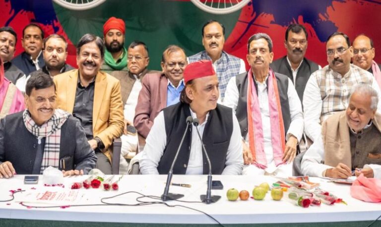 अखिलेश की ‘बाटी-चोखा’ पार्टी या 2027 की बड़ी घेराबंदी? जानें इस भोज के पीछे का वो सियासी संदेश, जिसने बीजेपी की बढ़ाई टेंशन