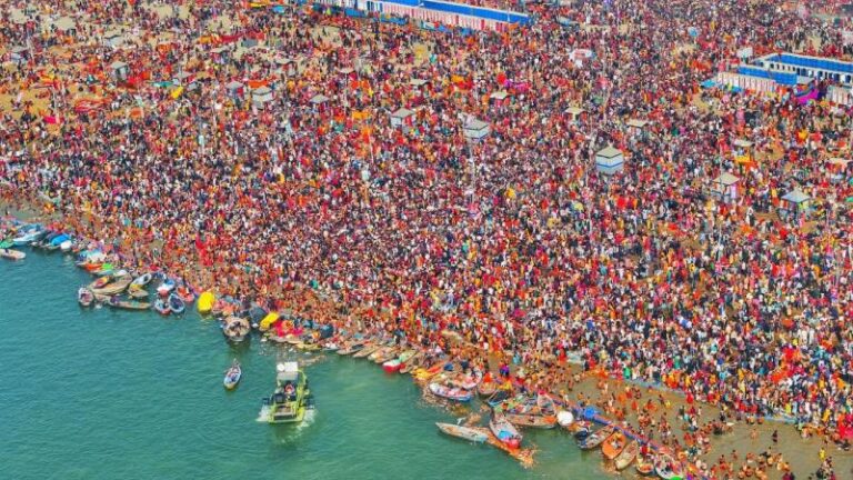 संगम तट पर आस्था का सैलाब, करोड़ों श्रद्धालुओं ने किया पवित्र स्नान