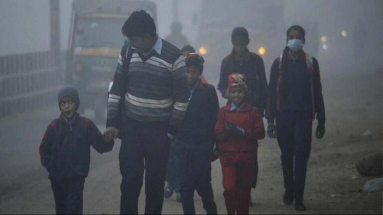 उत्तर भारत में कंपाने वाली ठंड और दक्षिण-पूर्वोत्तर में भारी बारिश का अलर्ट