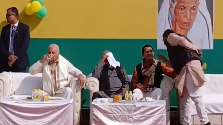दही-चूड़ा भोज में दिखी सियासी नरमी, तेज प्रताप से मिले लालू यादव