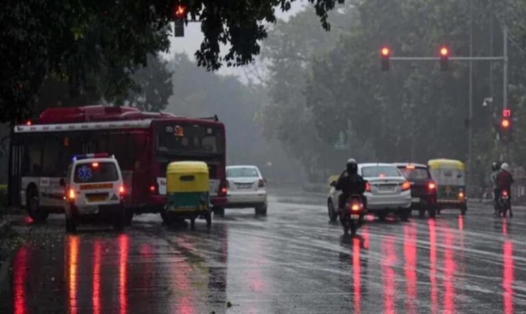 बारिश के साथ 5 डिग्री गिरा पारा, जानें अगले 48 घंटे राजधानी के लिए क्यों हैं भारी?