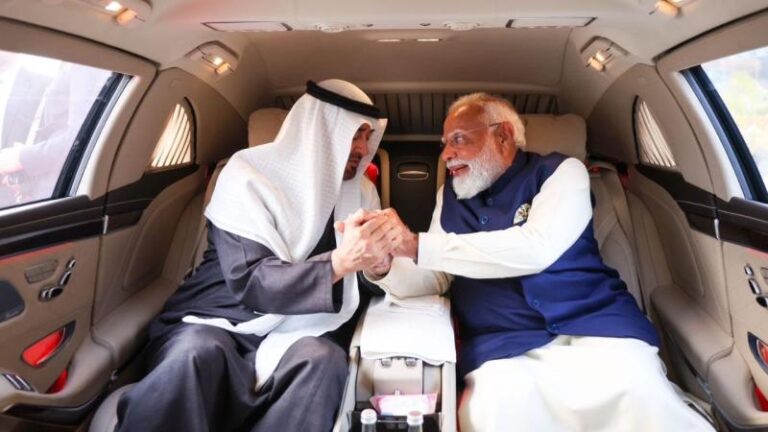पीएम मोदी ने तोड़ा प्रोटोकॉल, एयरपोर्ट पर किया स्वागत
