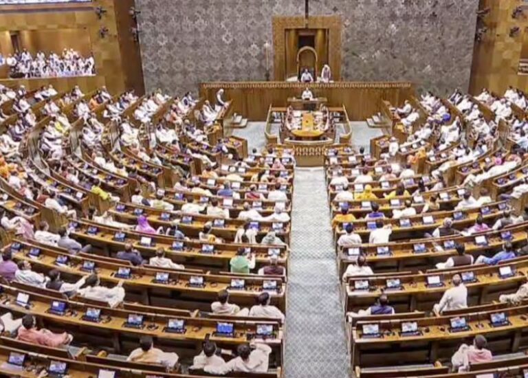 लोकसभा में हंगामे के चलते कार्यवाही स्थगित, राज्यसभा में भी उठा दलित उत्पीड़न का मुद्दा