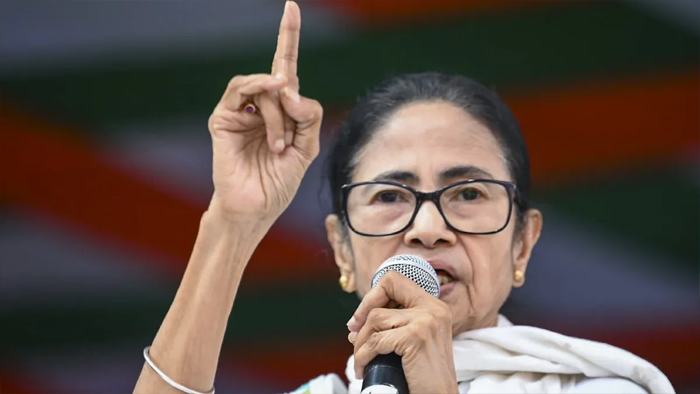 सीएम ममता पहुंचीं दिल्ली और बोलीं- बंगाल के लोगों के साथ देश की राजधानी में बहुत अत्याचार हो रहा 