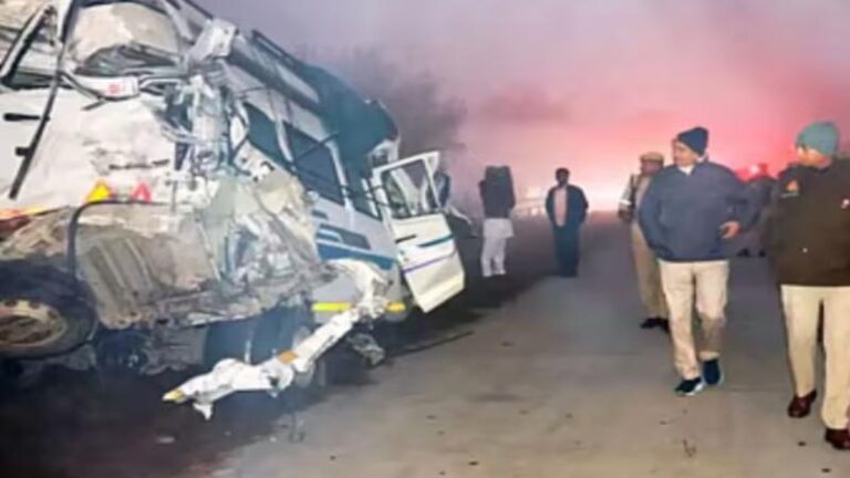 टॉयलेट के लिए बस से उतरे लोगों को कंटेनर ने कुचला, 6 की मौके पर मौत