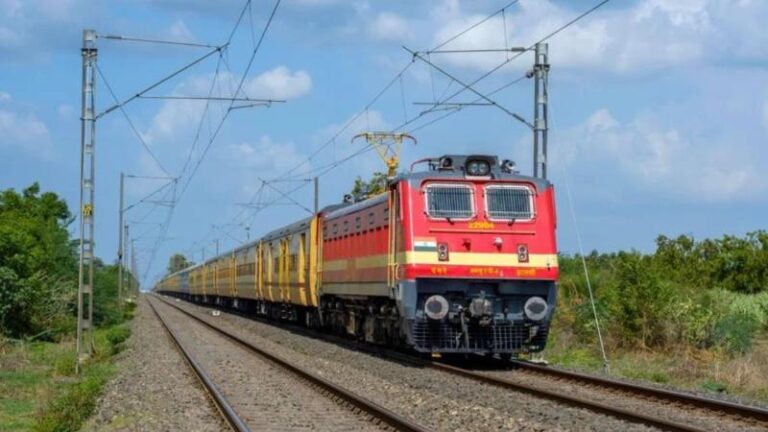 होली पर रेलवे चलाएगा लगभग 1500 ट्रेनें