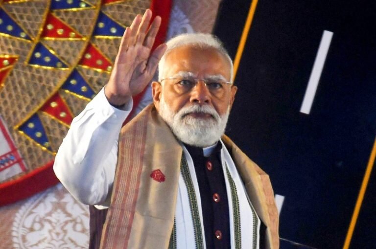 मोदी ने कांग्रेस पर साधा निशाना, कहा- बापू की आड़ में राजनीति