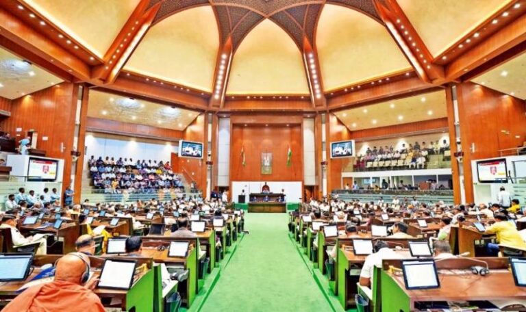 Gujarat Legislative Assembly में घमासान, Bharatiya Janata Party और Indian National Congress के बीच तीखी नोकझोंक