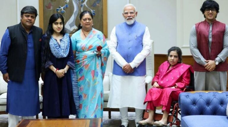 पूरे परिवार के साथ पीएम मोदी से भेंट की पूर्व मुख्यमंत्री वसुंधरा राजे ने
